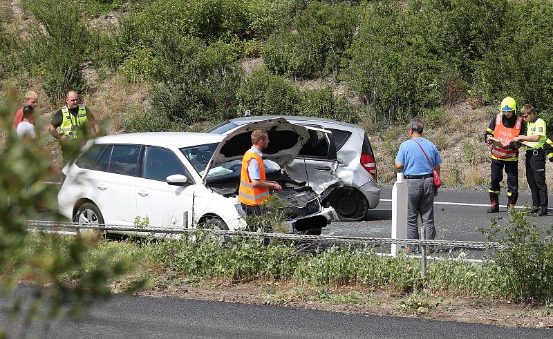 Na dálnici havarovala dvě auta. Zasahoval i vrtulník