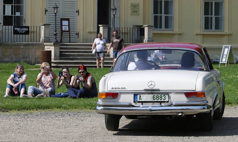 Zámek v Ploskovicích se stal svědkem průjezdu 4. ročníku setinové rallye historických vozidel