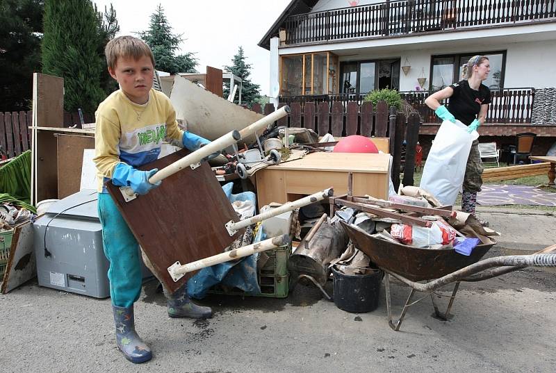 Úklid po povodni v Mlékojedech