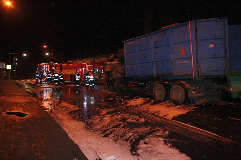 Požár kamionu u motorestu ve Velemíně