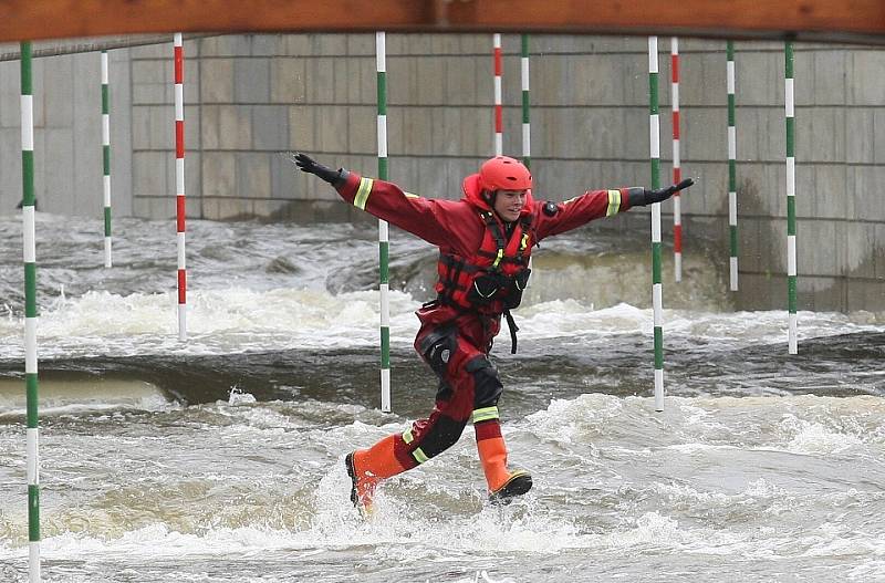 Výcvik hasičů v nové kajakářské dráze u roudnického jezu 