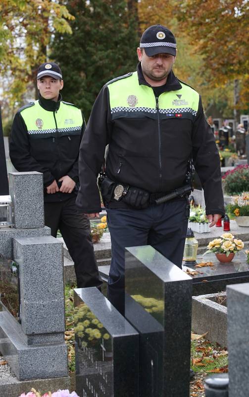 Strážníci Městské policie v Litoměřicích zintenzivnili obchůzky na městském hřbitově a okolí.