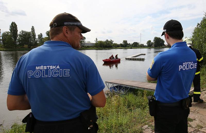 Přístavní molo na náplavce v Litoměřicích někdo úmyslně odvázal a pustil na otevřenou řeku