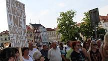 Lidé v Litoměřicích protestují proti Babišovi v úterý 11. června.