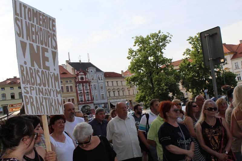 Lidé v Litoměřicích protestují proti Babišovi v úterý 11. června.