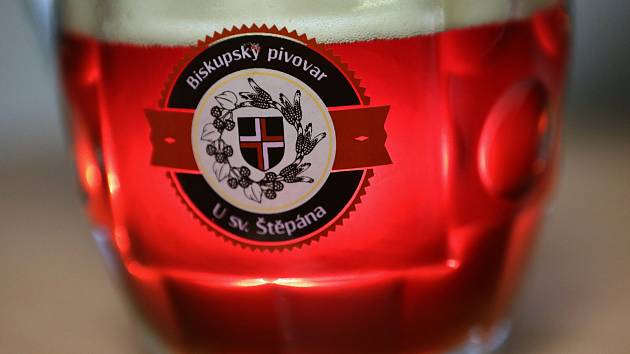 V litoměřickém Biskupském pivovaru U sv. Štěpána uvařili vánoční pivo. Požehnal mu generální vikář Martin Davídek.