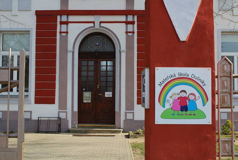 V budově obecního úřadu v Dušníkách sídlí také knihovna a mateřská škola.