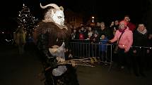 V Radovesicích spojili rozsvícení vánočního stromu s Krampus show.