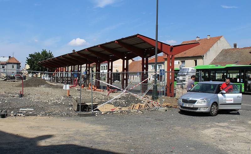Revitalizace autobusového nádraží a přilehlého parkoviště v Libochovicích by měla skončit do konce letošního roku.