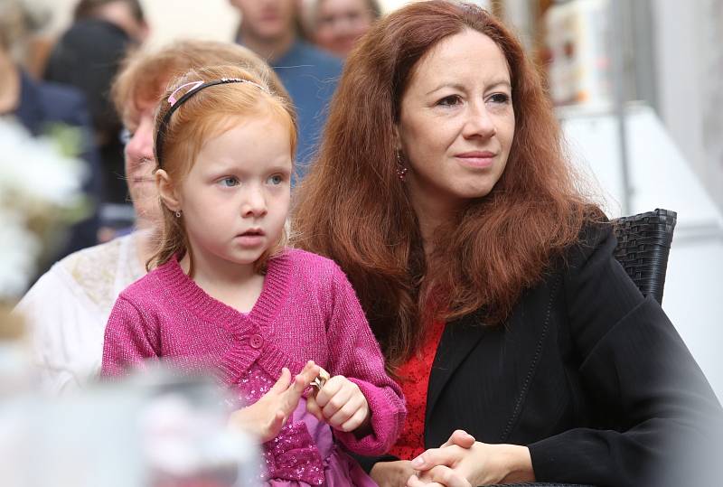 V Úštěku se slavnostně rozdávalo vysvědčení. První ročník a devátá třída dostaly vysvědčení v areálu místního hradu