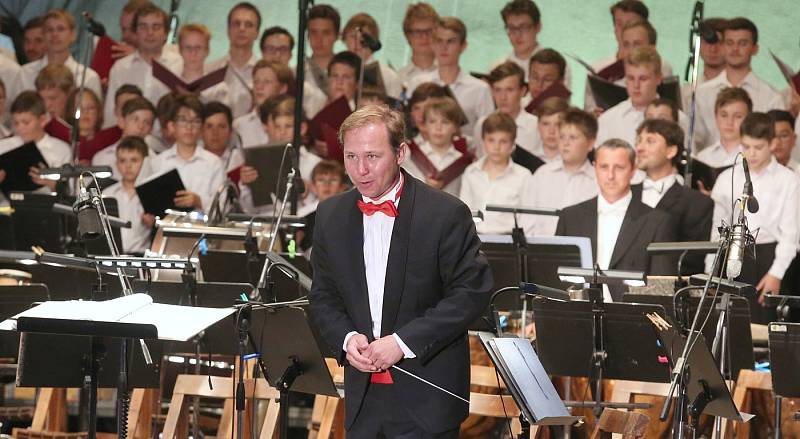 Stodvacetičlenný chlapecký sbor předvedl v litoměřickém letním kině  svoji sílu a kvalitu za doprovodu symfonického orchestru Filharmonie Hradec Králové.