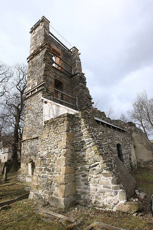 VSTUP na hřbitov je na vlastní nebezpečí. Podle Ústavu pro zastupování státu ve věcech majetkových je však stavba ve stabilizovaném stavu a neohrožuje své okolí. 