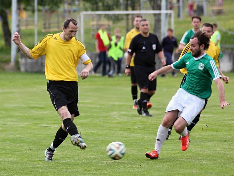 FOTBALISTÉ Pokratic (vpravo) doma obrali o body Střekov.  