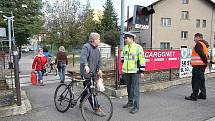 RISKUJÍCÍ OSOBY sledovali v pátek dopoledne u závor poblíž litoměřického horního nádraží dopravní policisté a inspektoři SŽDC. Za porušování pravidel bezpečnosti provozu udělovali blokové pokuty. Přejezd monitorovali také kamerou z civilního vozu. 