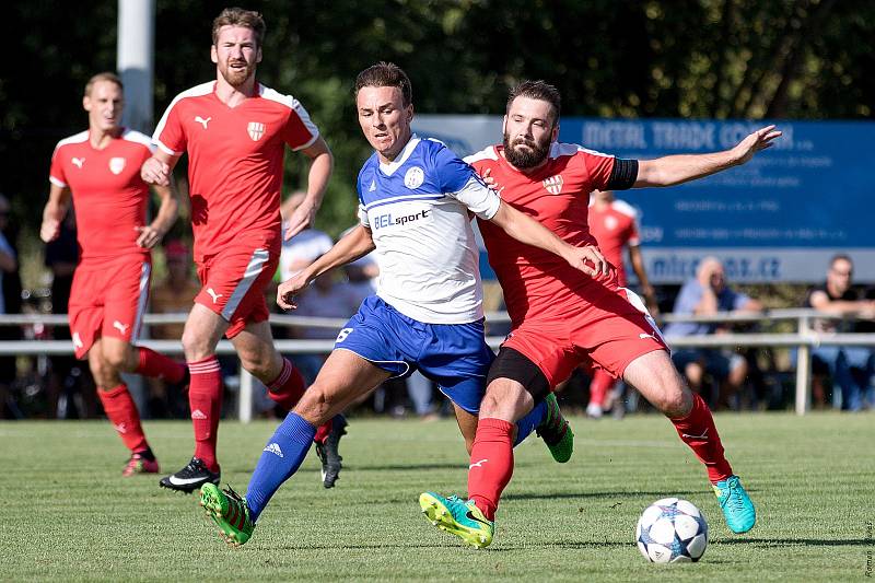 Slovan Velvary (v modrobílém) podlehl doma ve své historické premiéře v ČFL Sokolu Brozany 2:3 po penaltovém rozstřelu.