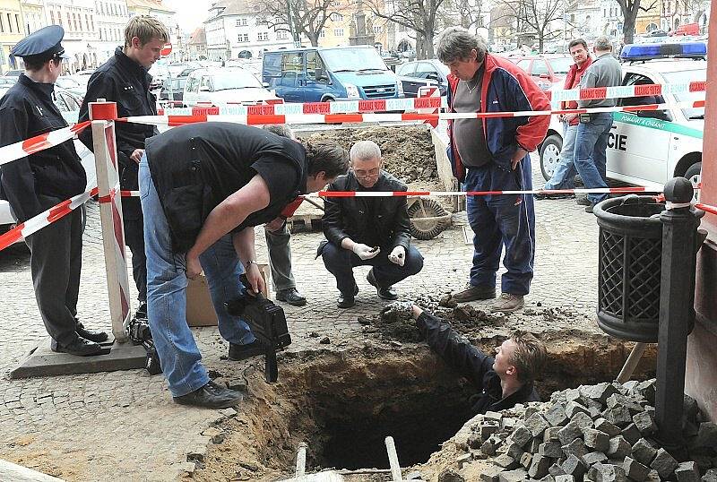 Na litoměřickém náměstí se při výkopu objevily kosterní pozůstatky.