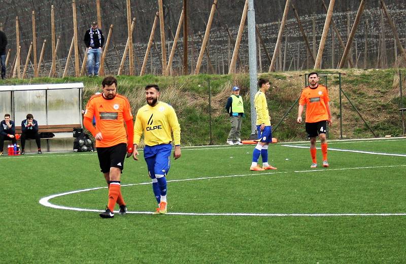 Roudnice (v oranžovém) - Proboštov, krajský přebor 2018/2019. Foto: SK Roudnice/Ladislav Pokorný