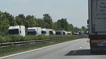 Opravy části dálnice u obce Nová Ves způsobují na Litoměřicku dopravní problémy. Houstne doprava v obcích, kde vede stará silnice E55.