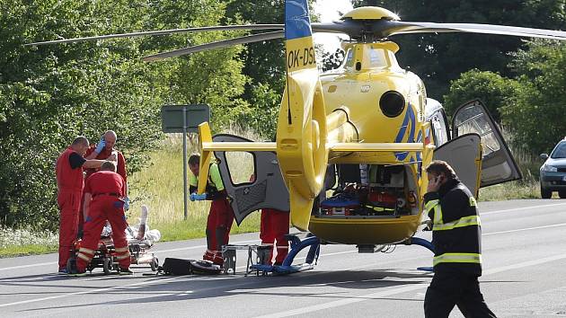 Pro zraněné muže přiletěly dva záchranářské vrtulníky. Zamířily s nimi do popáleninového centra Na Vinohradech v Praze