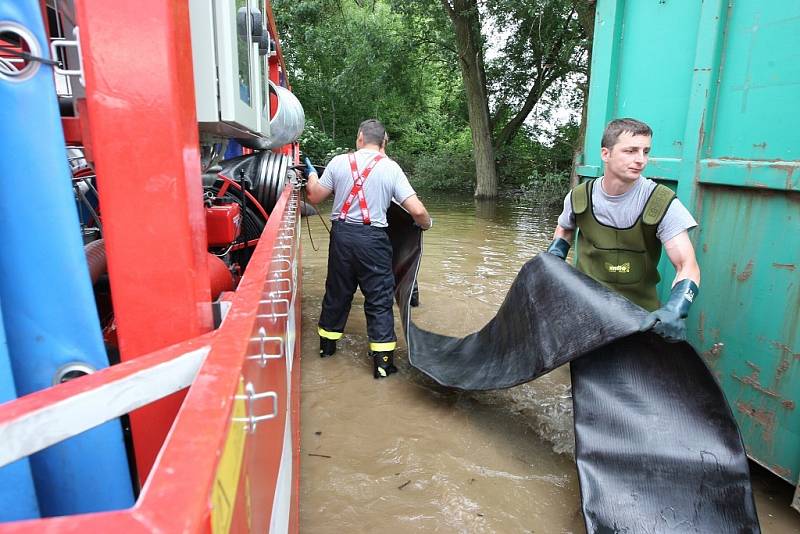 Obrovské velkokapacitní čerpadlo české výroby nasadili do akce litoměřičtí hasiči. 