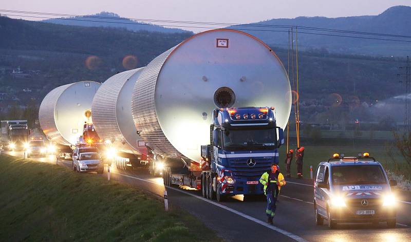 Přeprava nadměrného nákladu několika pivních tanků pro Plzeňský pivovar.