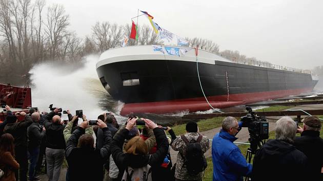 V loděnici Bárkmet ve Lhotce nad Labem spustili na vodu 86 metrů dlouhý tanker na jedlé oleje