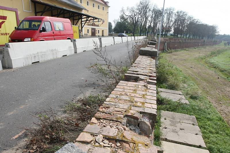 NIC. Stavba ani nezačala a už stojí. Firma na místo začala navážet stavební zázemí. Opět se čeká.