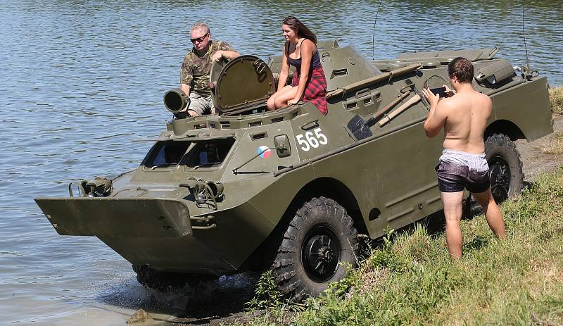 Téměř osmdesátka historických vozidel dorazila na sraz k jezeru Chmelař. Mezi nimi byla opět i vozidla jezdící na suchu a plovoucí na vodě.