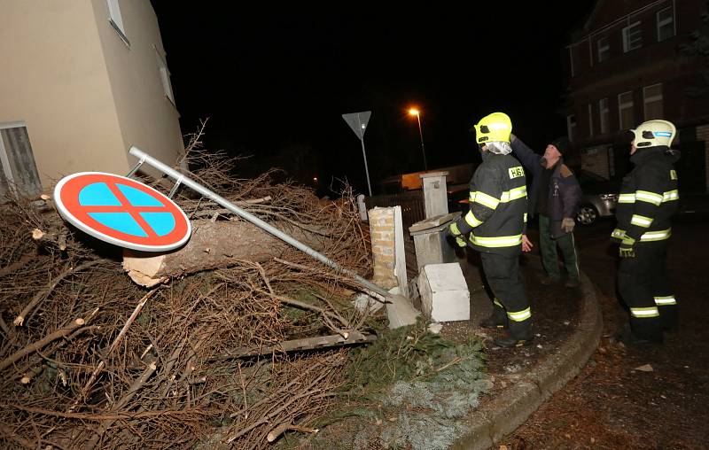 V Litoměřicích poškodil silný vítr plechovou část střechy vazební věznice. Hasiči ji museli po částech odřezávat. Dále vítr poškodil část plechové střechy na budově pedagogické školy. Hasiči rozřezávali i desítky popadaných stromů.