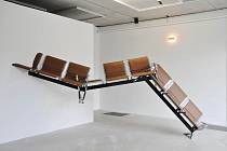 David Možný, The Wait/Lowdown 2019. Joey Ramone Gallery, Rotterdam instalace, letištní sedačky