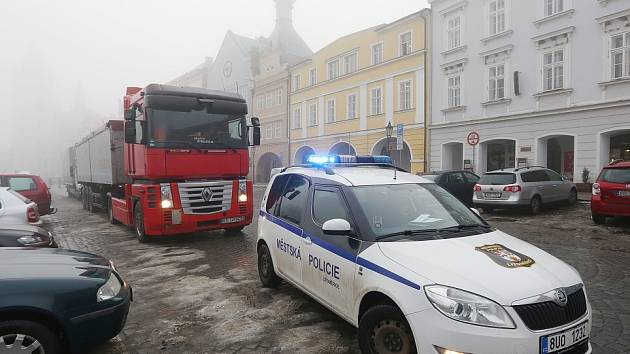 Není týdne, kdy by se na Mírovém náměstí neobjevil těžký kamion. Přijede, z náměstí se však už nemůže úzkými a křivolakými uličkami  bez asistence městské policie dostat pryč.