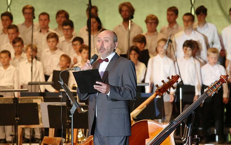 Stodvacetičlenný chlapecký sbor předvedl v litoměřickém letním kině  svoji sílu a kvalitu za doprovodu symfonického orchestru Filharmonie Hradec Králové.