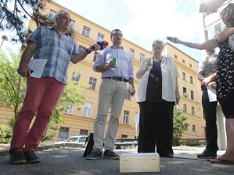 David Rath je opět v Litoměřicích, tentokrát ne ve vězení, ale jako kandidát na senátora za Litoměřice. V pondělí odpoledne proběhla improvizovaná tisková konference v parku u vazební věznice, kde strávil Rath téměř rok.