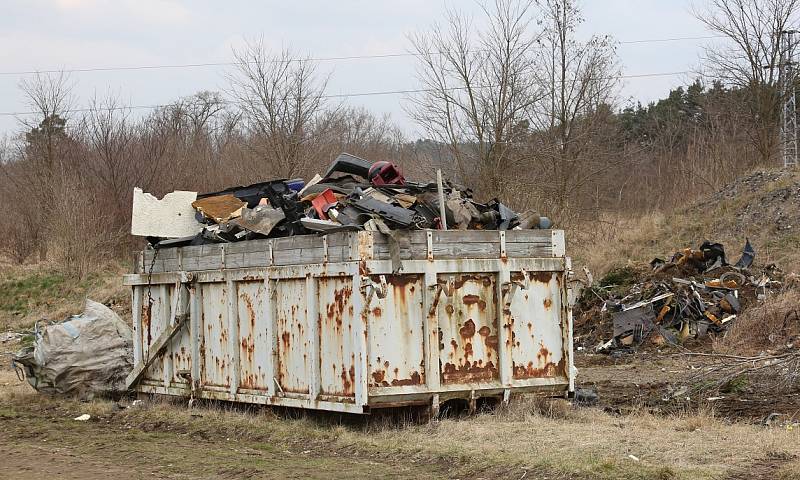 DOBROVOLNÍCI při brigádě vytřídili hlavně pneumatiky a odpad, který lze recyklovat.