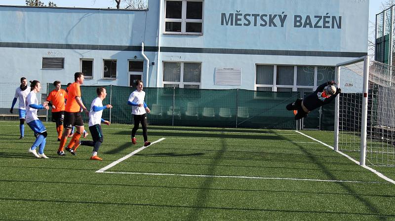 Fotbalisté Lovosic (v bílém) prohráli v přípravě s Roudnicí 0:2. Foto: Deník/Ladislav Pokorný
