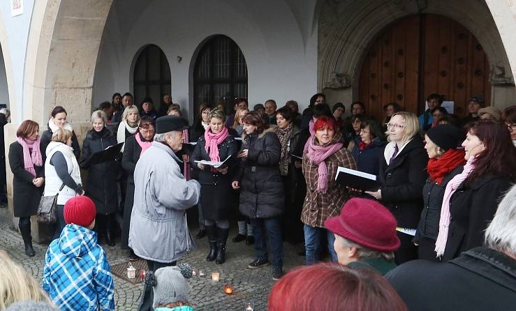 ŠTĚDRODENNÍ ZPÍVÁNÍ sboru Cantica Bohemica na náměstí v Litoměřicích.