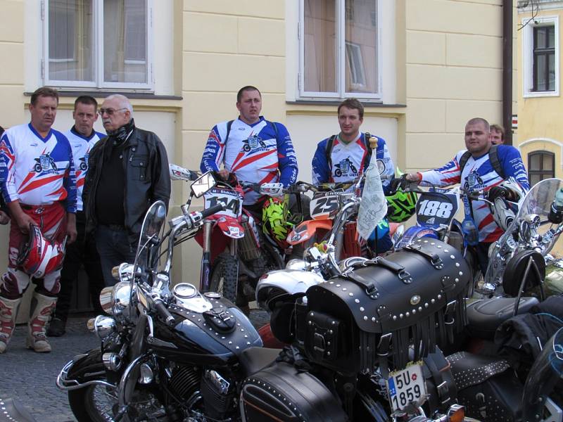 Husitská jízda motorkářů v Úštěku 