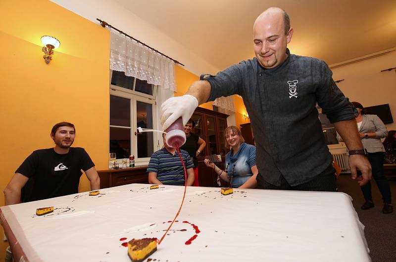 Studenti litoměřické Střední školy pedagogické, hotelnictví a služeb předvedli kuchařskou show.