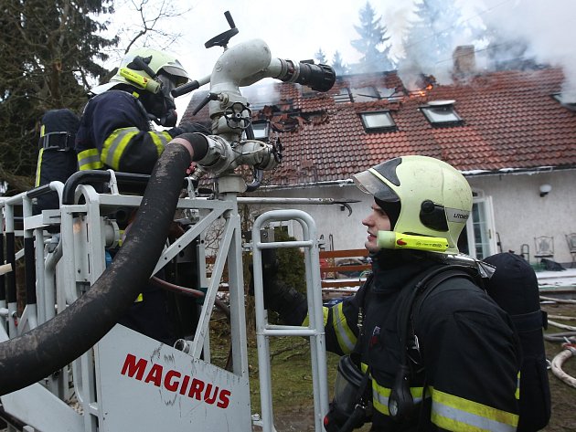 Skrumáže bourajících aut, hořící domy. Hasiči měli práce dost