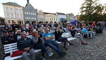 V sobotu začaly na Mírovém náměstí v Litoměřicích oslavy 800 let od založení královského města. Oslavy zahájil bohatý kulturní program na Mírovém náměstí. Od sobotních odpoledních hodiny se na pódiu střídaly hudební produkce zdejší Zušky, dále si mohli zá