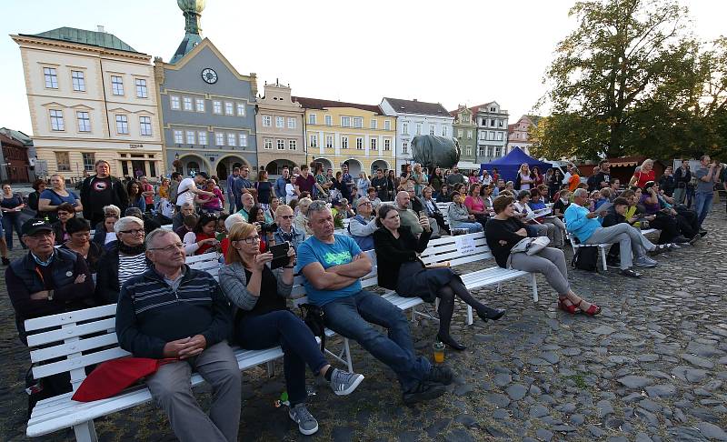 V sobotu začaly na Mírovém náměstí v Litoměřicích oslavy 800 let od založení královského města. Oslavy zahájil bohatý kulturní program na Mírovém náměstí. Od sobotních odpoledních hodiny se na pódiu střídaly hudební produkce zdejší Zušky, dále si mohli zá