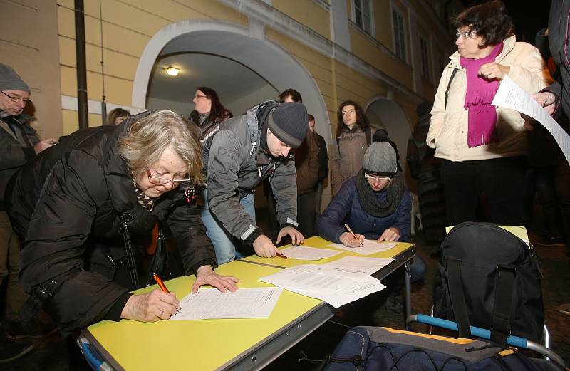 Protestní akce na Mírovém náměstí v Litoměřicích za odvolání komunisty Zdeňka Ondráčka, který se stal předsedou výboru pro kontrolu GIBS.