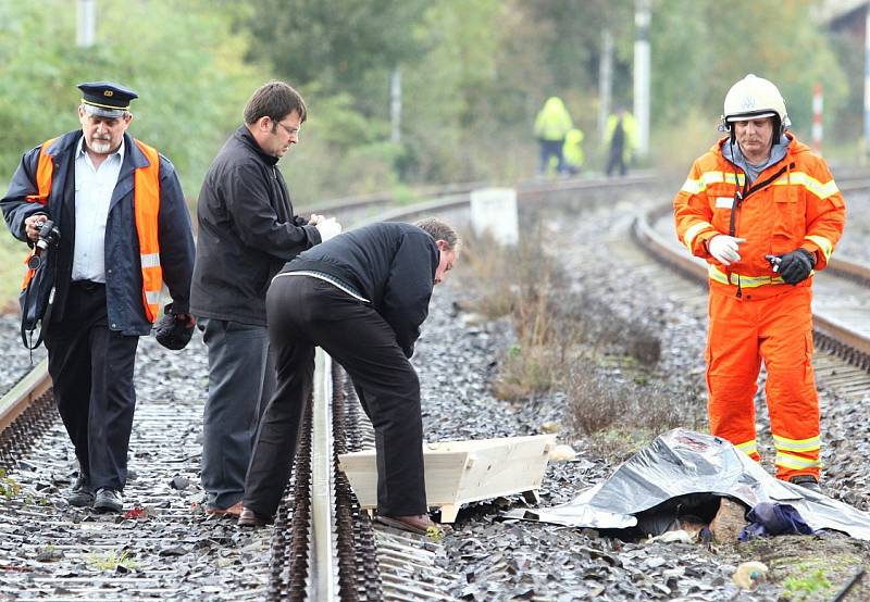 Tragická nehoda, při níž zemřeli dva zaměstnanci dodavatelské firmy, kteří pracovali v kolejišti