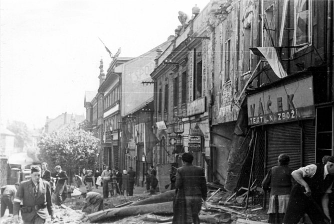 DEN PO SKONČENÍ VÁLKY. Roudnické náměstí po náletu sovětských letadel 9. května 1945. Bombardování tehdy padlo za obět 25 obyvatel města. 