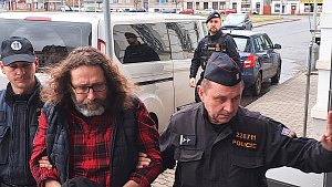 Policie vedla Miroslava Závadu na vazební zasedání.
