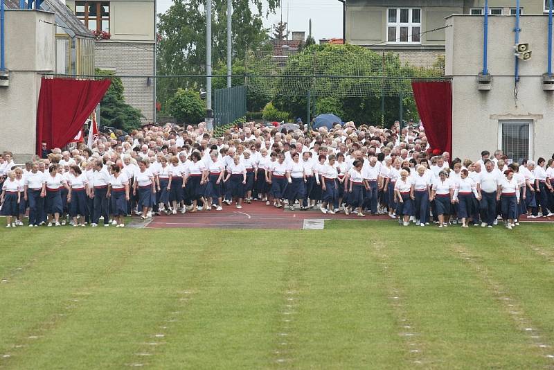 Sokolové cvičili na roudnickém Tyršově stadionu.