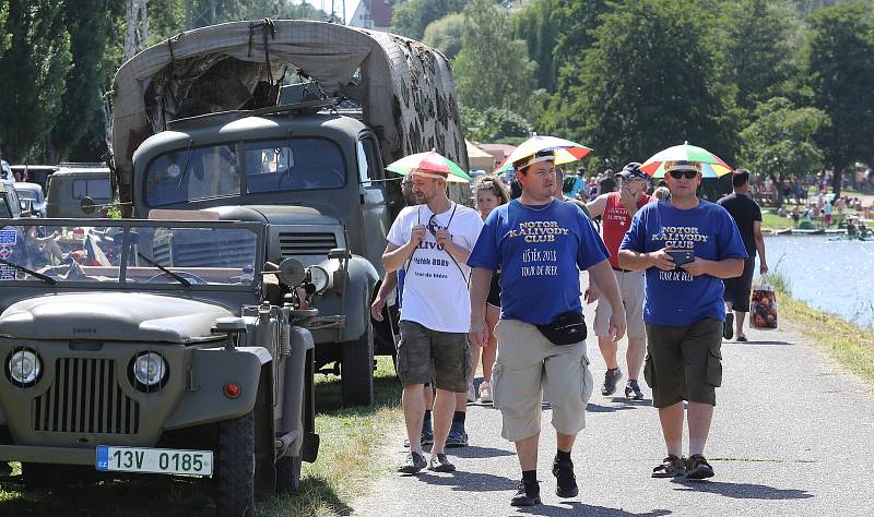 V Úštěku si daly opět po roce dostaveníčko vojenské historické techniky. Po jezeru se proháněla obojživelná vozidla a na souši to byla vozidla z válečné doby, ale i z doby před revolucí.