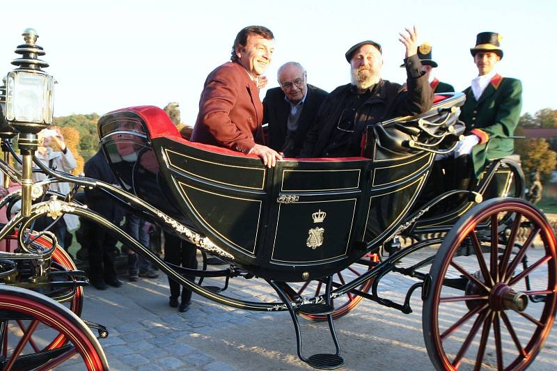 Výstavu Tři oříšky pro Popelku na Moritzburgu navštívili v roce 2009 také herci.