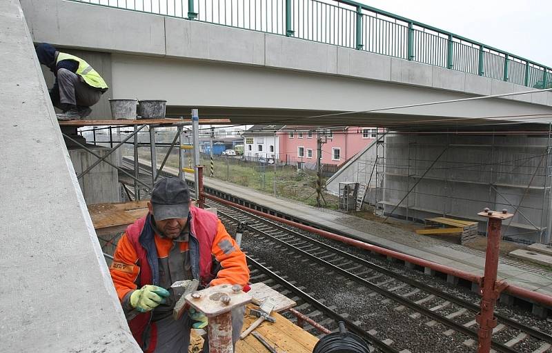 HRDLY. Silniční most nad železničním koridorem u Hrdel už je téměř dokončený. 