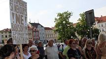 Lidé v Litoměřicích protestují proti Babišovi v úterý 11. června.